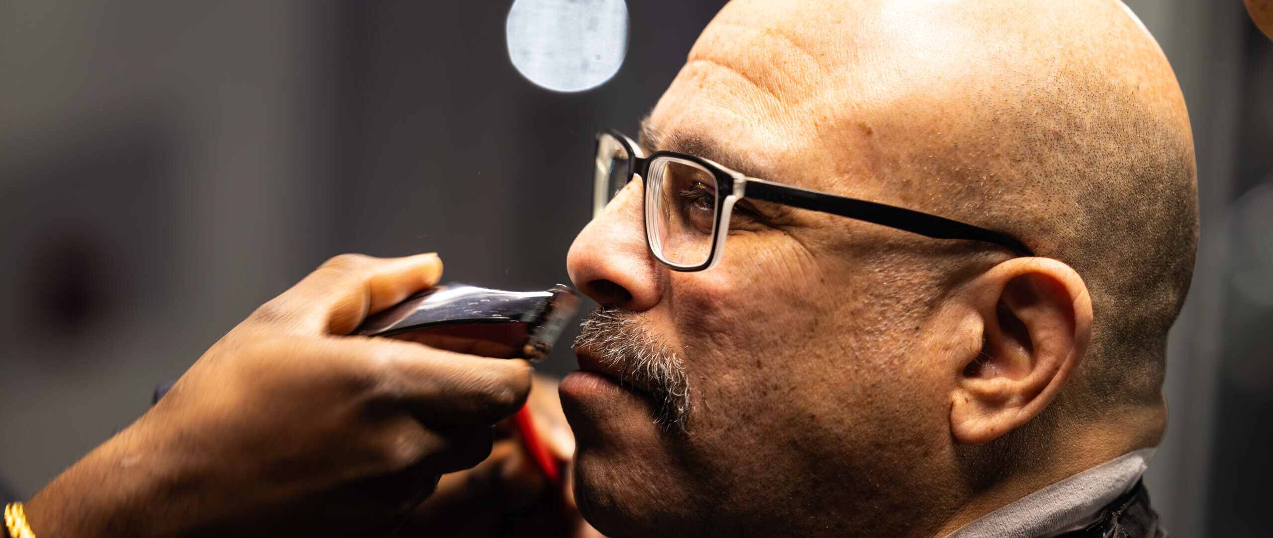 Homme qui se fait raser la moustache