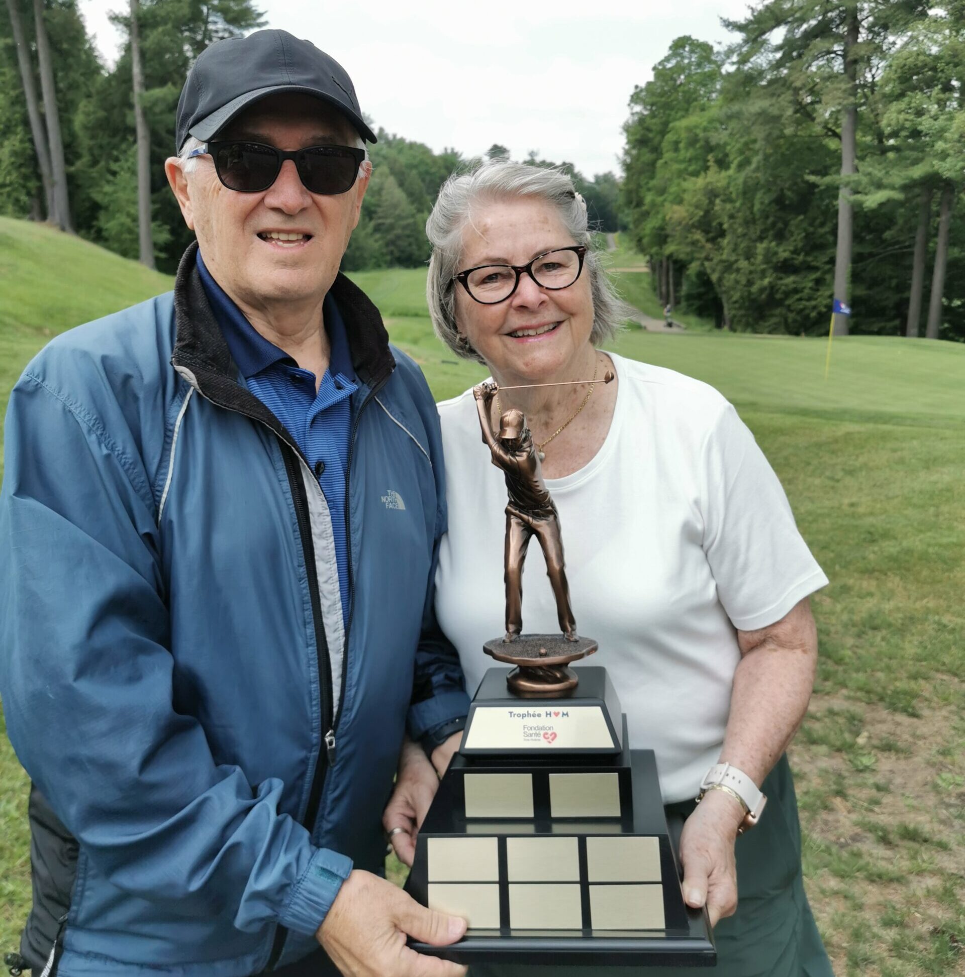 Hélène et Michel Boisvert tenant le tout nouveau trophée H M
