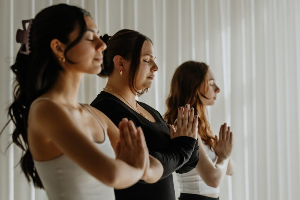 3 femmes qui méditent