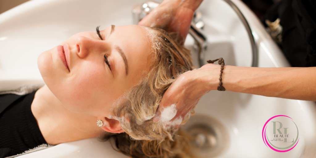 Femme qui recoit soins capillaires