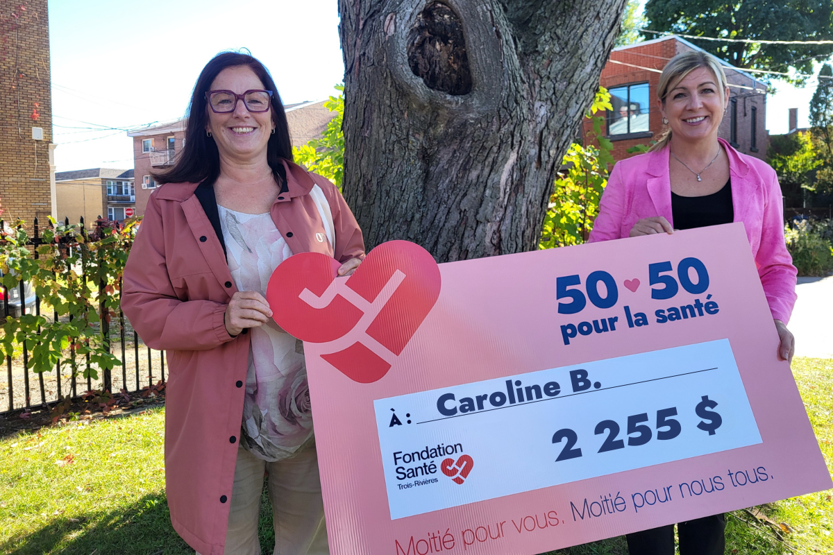 Caroline B. et Nancy Legrow tiennent chèque géant du 50-50