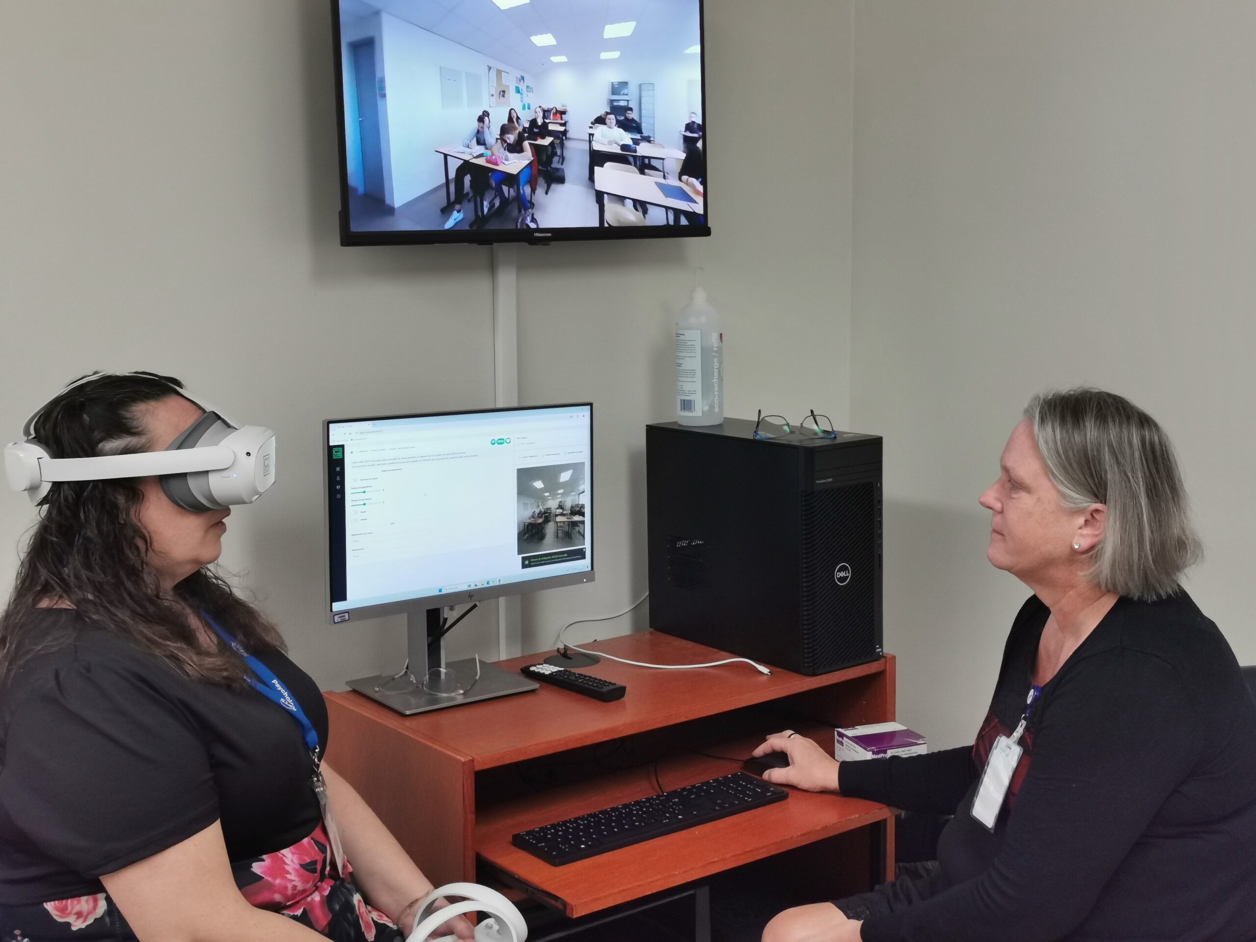 Intervenant et jeune avec réalité virtuelle