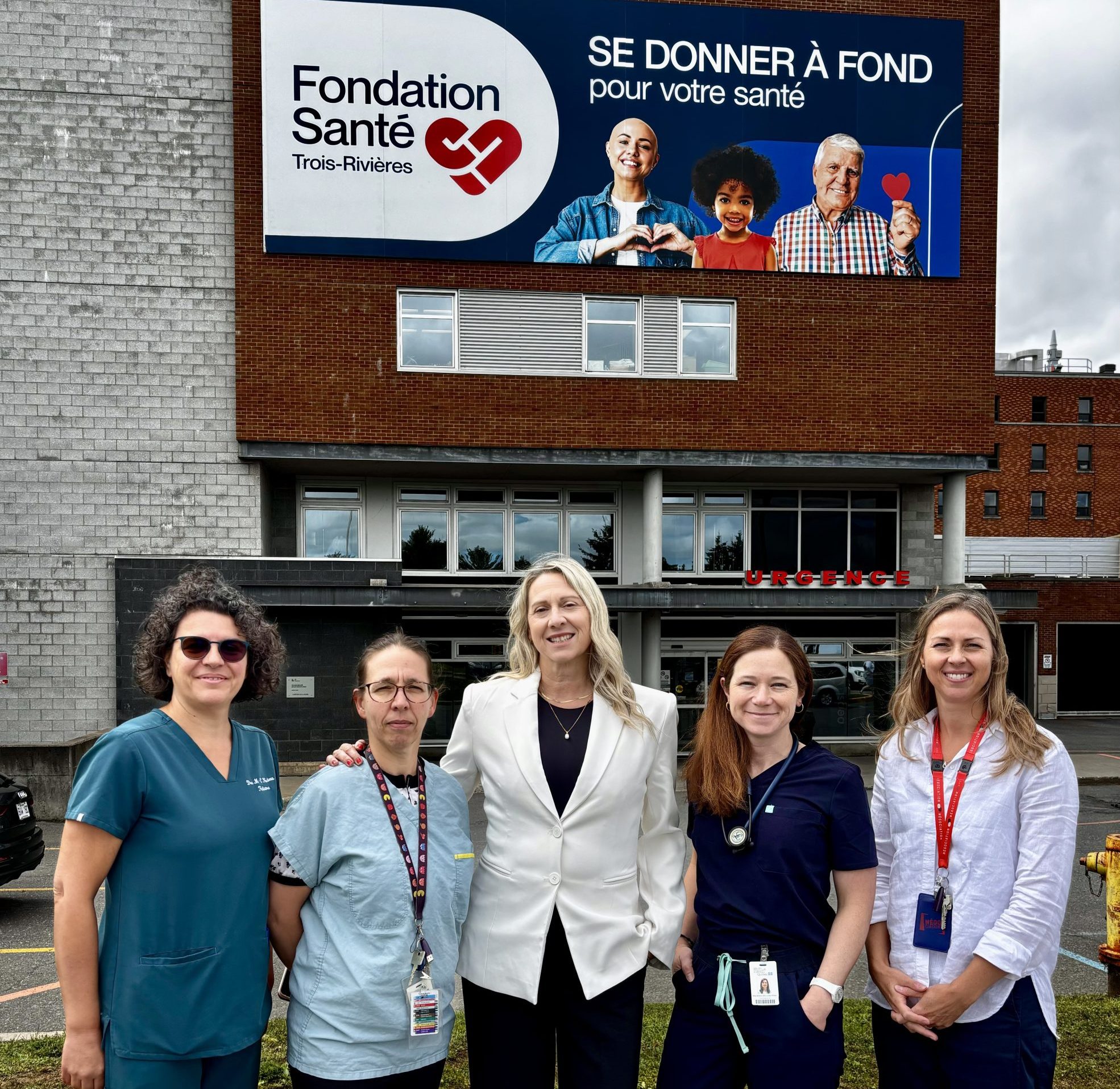 Au centre, Annie Brousseau, directrice générale de la Fondation, accompagnée de membres du Comité de coordination local du Conseil des médecins, dentistes et pharmaciens de Trois-Rivières.